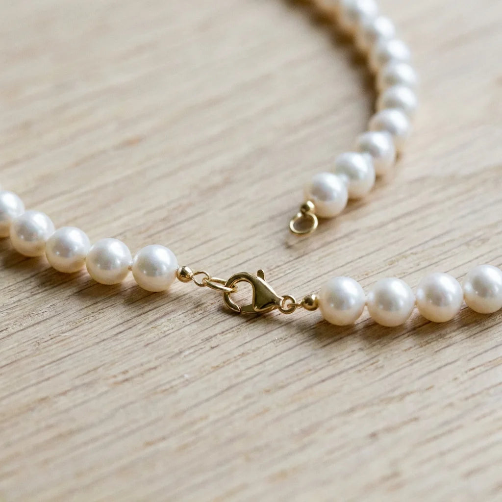 Model wearing Aurora Xiaomi Pearl Necklace